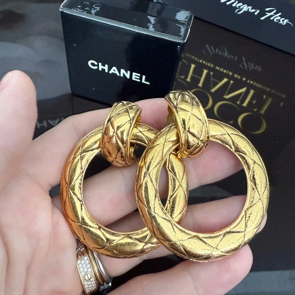 LOT 2137 24K gold plated CHANEL vintage clip on earrings